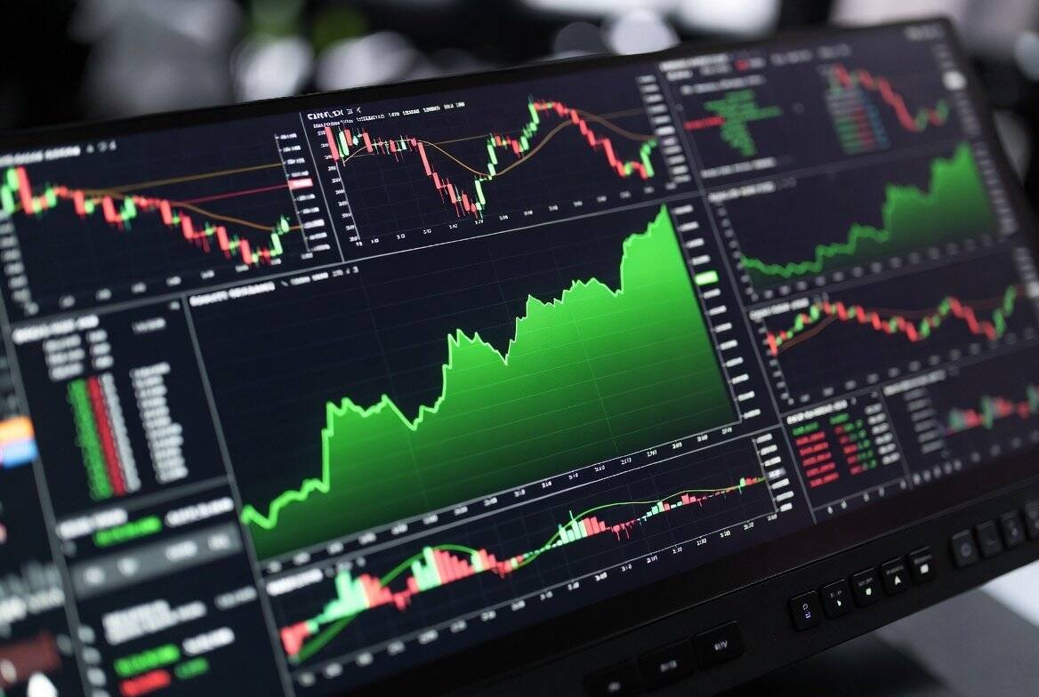 Trading monitors displaying green uptrending charts representing Hyperliquid HYPE token outperformance during crypto bear market